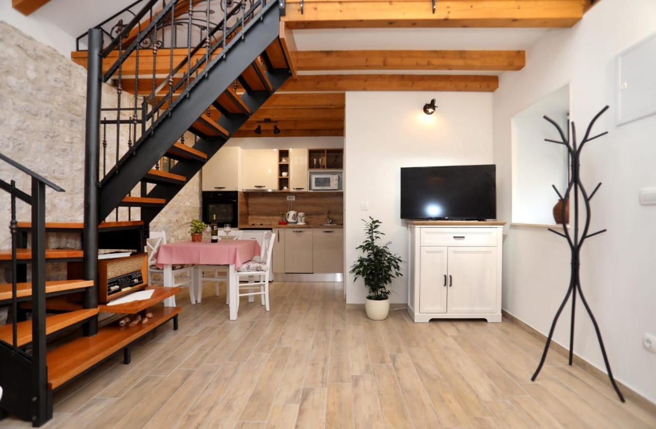 Studio Apartman Mihaella Kastela Exterior photo
